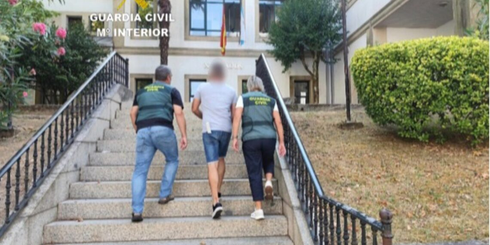 El santero al ser detenido por la Guardia Civil de Pontevedra.