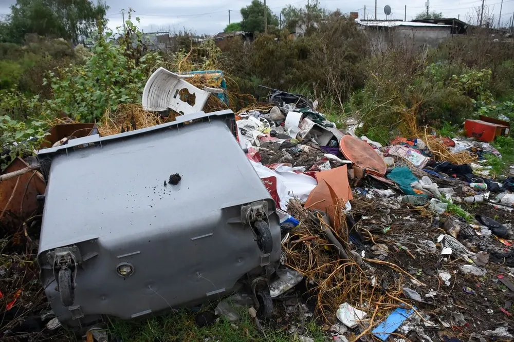 Contenedor de basura caído en el asentamiento Santa Eugenia de Carrasco Norte