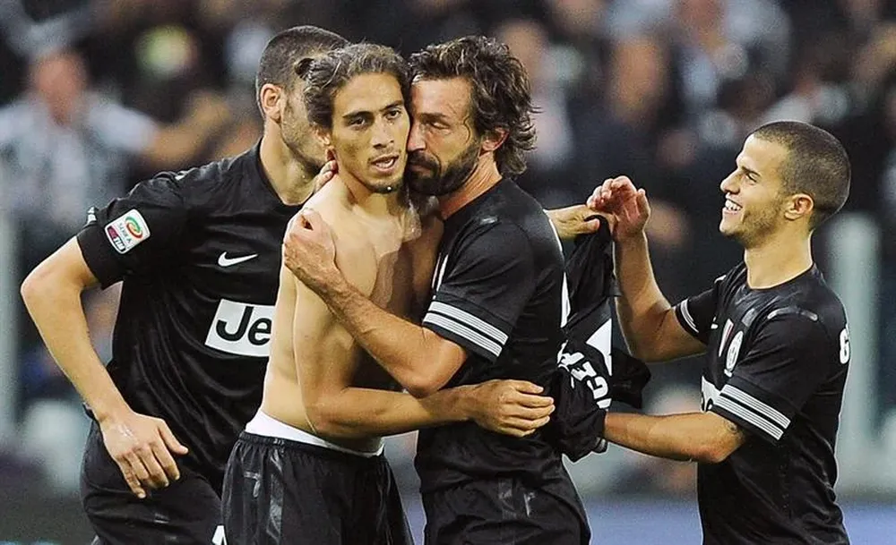 Italia- Cáceres celebra con sus compañeros de equipo el gol que convirtió en su partido contra el Nápoles