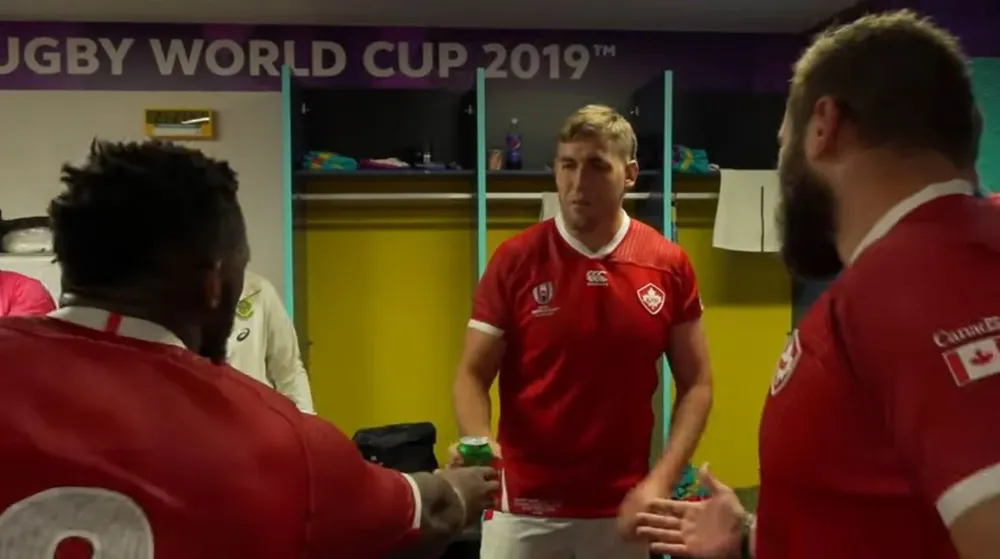 El canadiense Josh Larsen en el vestuario de los Springboks para pedir disculpas