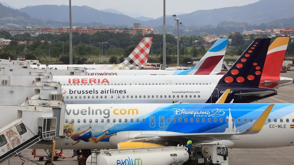 Vista de varios aviones en el aeropuerto de Barajas.