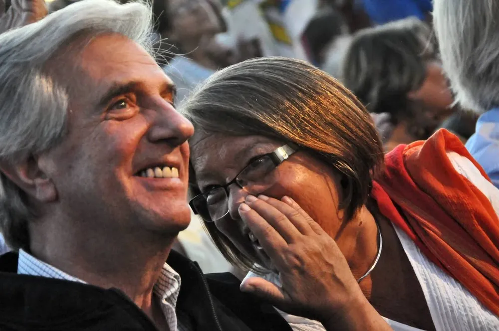 Mónica Xavier y Tabaré Vázquez conversan durante el acto de los 42 años del FA