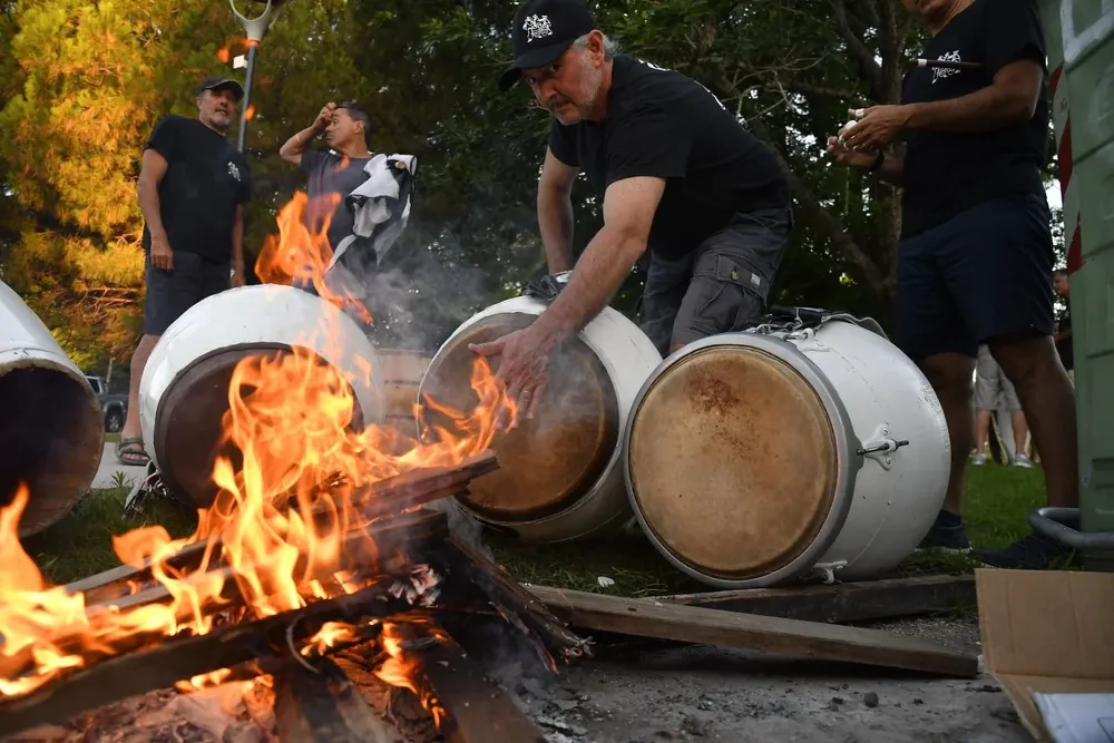 La comparsa preparando su cuerda