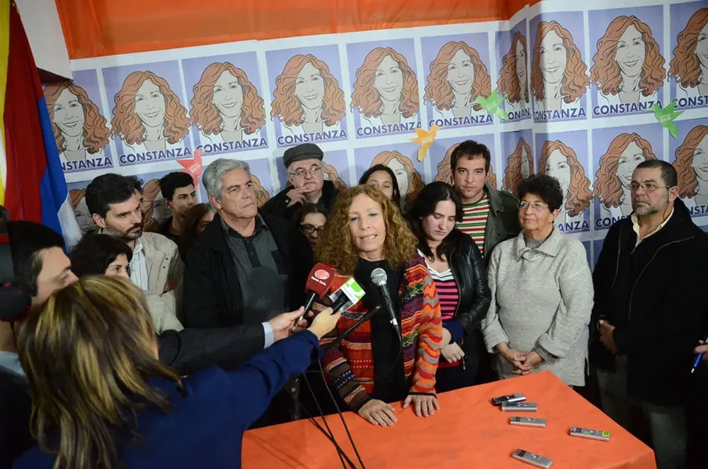 Constanza Moreira en La casa grande, junto a los dirigentes que la apoyan