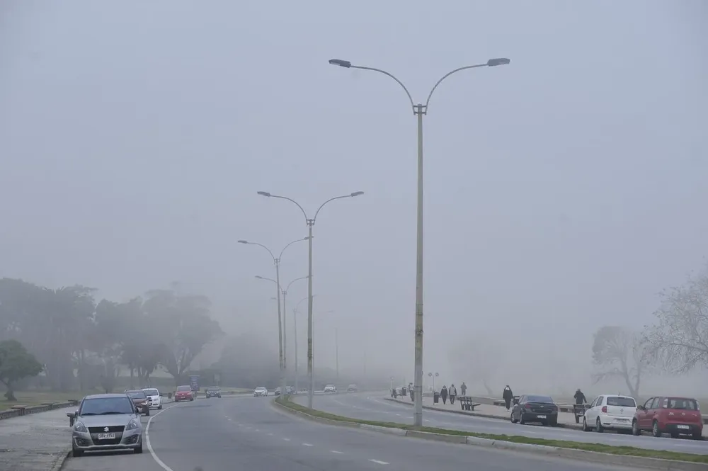 La niebla reduce la visibilidad horizontal menor de un kilómetro
