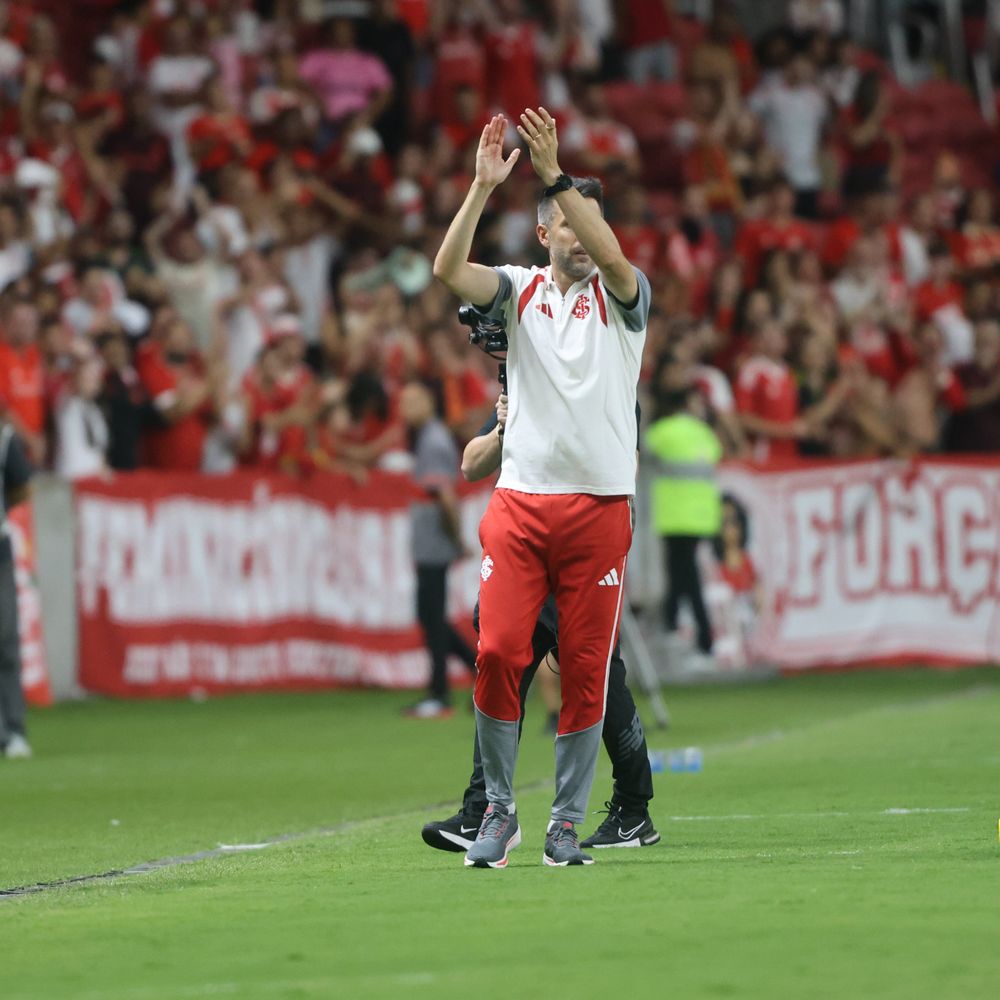 Paulo Pezzolano aplaude a los hinchas de Inter