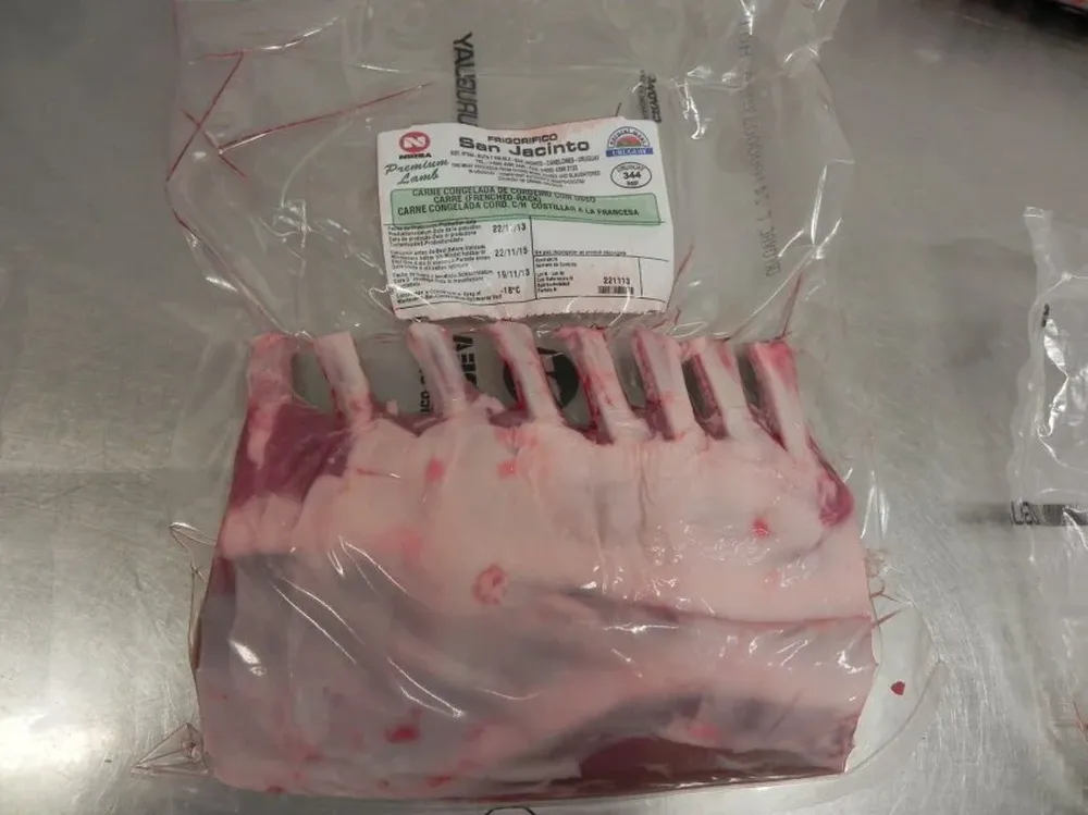 Carne ovina con hueso para exportar.