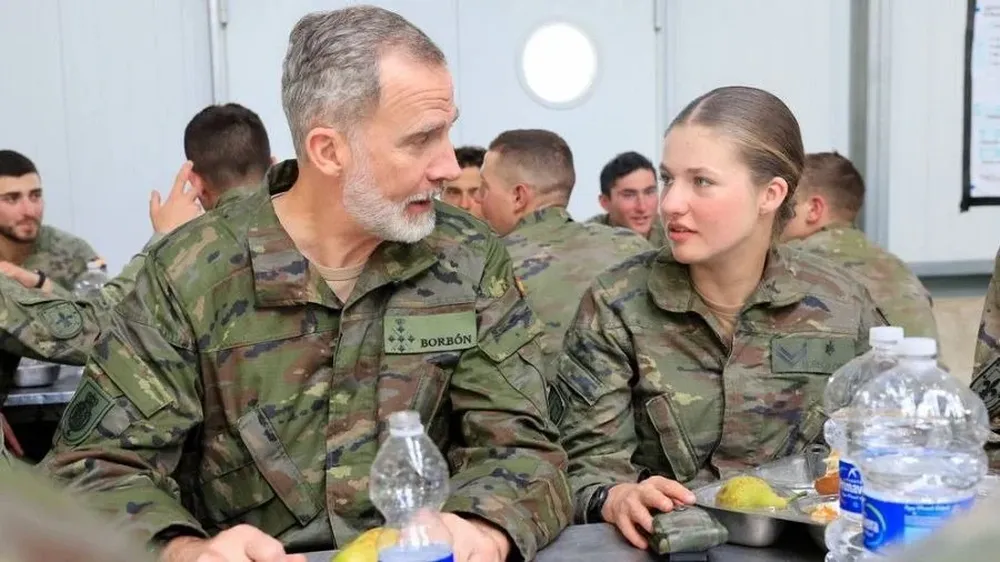 Felipe VI y la princesa de Asturias durante el almuerzo con el resto de los cadete