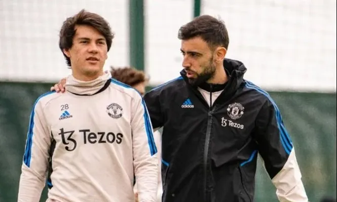 Facundo Pellistri y el portugués Bruno Fernandes