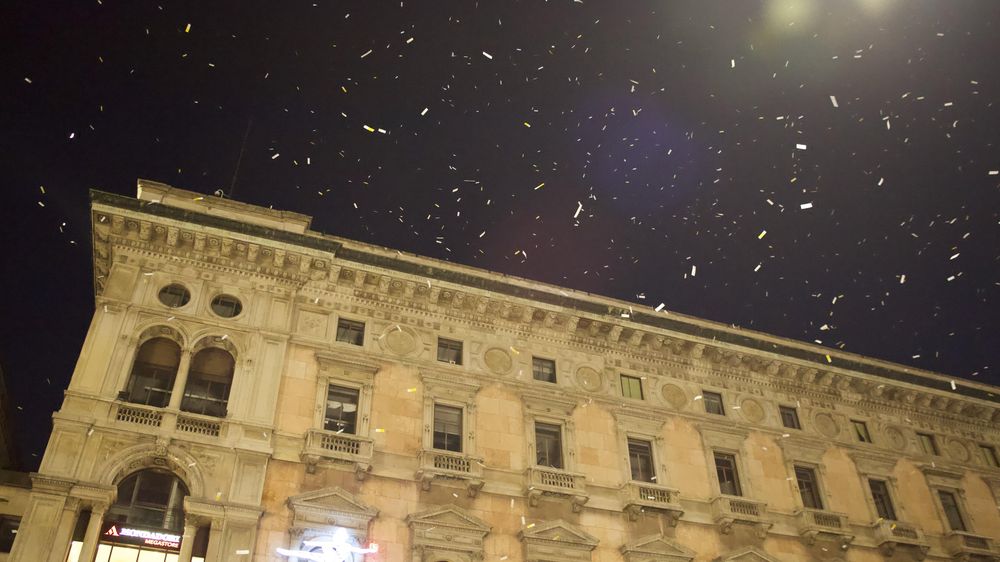 Una lluvia de poemas impresos en marcapáginas caen sobre Milán, septiembre 2015.