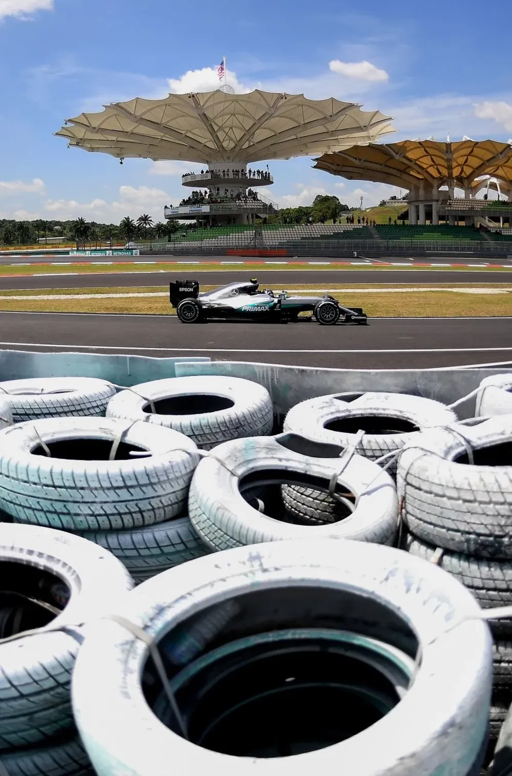 El Mercedes de Nico Rosberg en una de las instancias clasificatorias en Malasia.