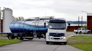 Camión cisterna de OSE transporta agua potable desde Laguna del Sauce hasta Minas. (Foto archivo)