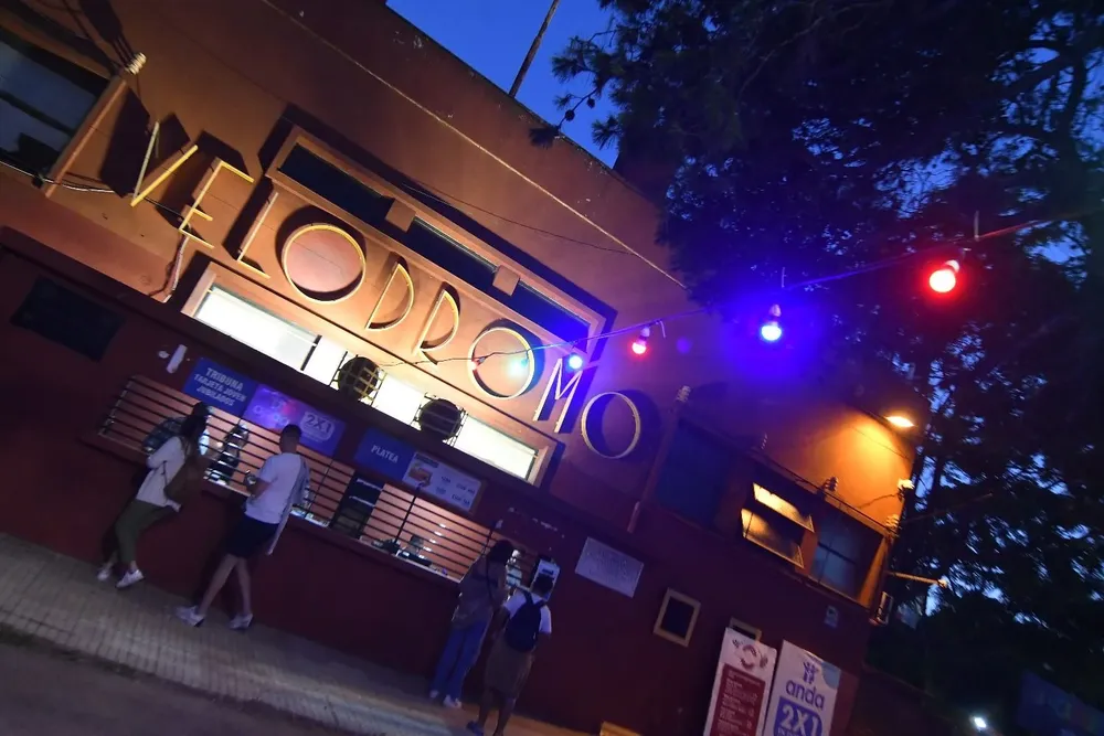 Antel canjea resíduos electrónicos por entradas para el tablado del Velódromo Municipal, uno de los que funciona todos los días durante la zafra de carnaval, en el Parque Batlle.