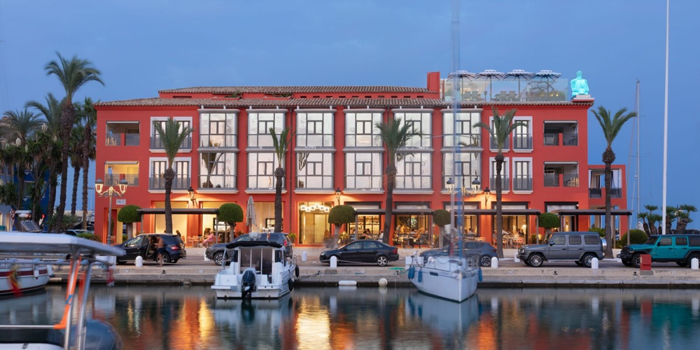 El nuevo hotel de Messi, frente a un amarradero en una exclusiva playa de Cádiz.