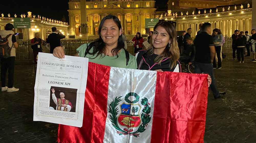 Guadalupe y Ámbar celebraron el nombramiento del papa León XIV en la Plaza de San Pedro en el Vaticano.