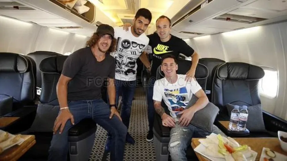 Suárez rumbo a Mónaco con Puyol, Iniesta y Messi