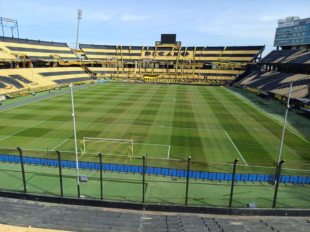 Los hinchas de Peñarol madrugaron para colocar las banderas verticales en la Tribuna Cataldi del Estadio Campeón del Siglo, y otras en la Tribuna Damiani