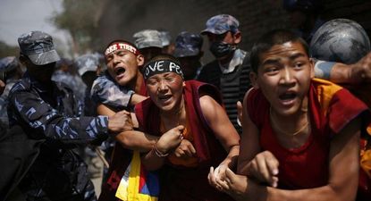 China se refiere a la incursión militar como una "liberación pacífica", pero los tibetanos exiliados la recuerdan como una invasión.