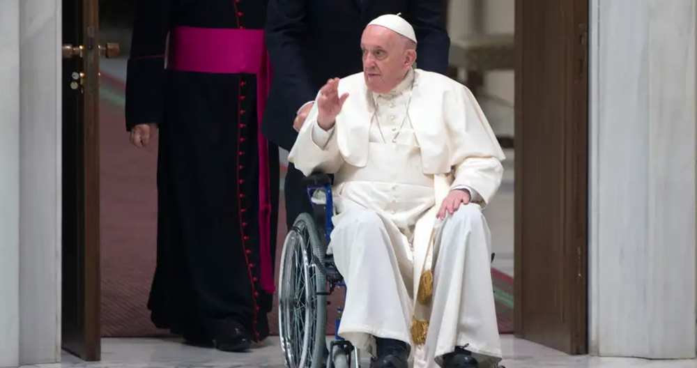 El Papa Francisco, trasladado en silla de ruedas.