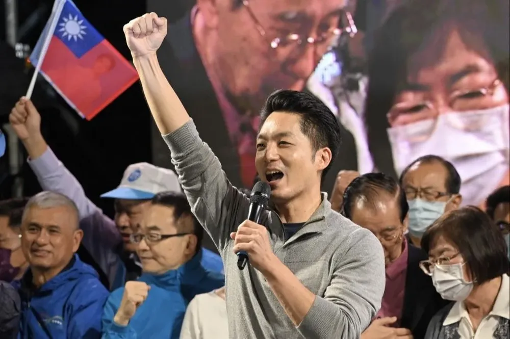 El principal candidato de la oposición de Taiwán, el Kuomintang (KMT), Chiang Wan-an, saluda después de ganar las elecciones a la alcaldía de Taipei durante un mitin en Taipei.