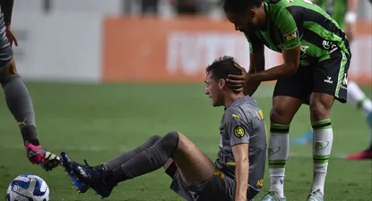 Sebastián Cristóforo en el piso ante Everaldo