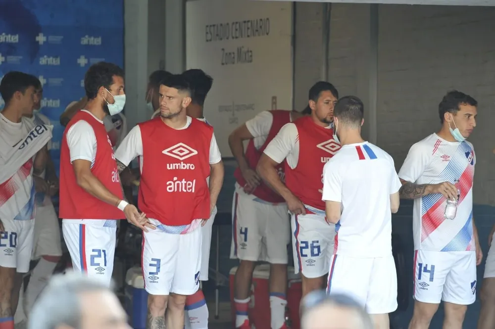 Corujo y Orihuela debajo de la América: vestuarios cerrados