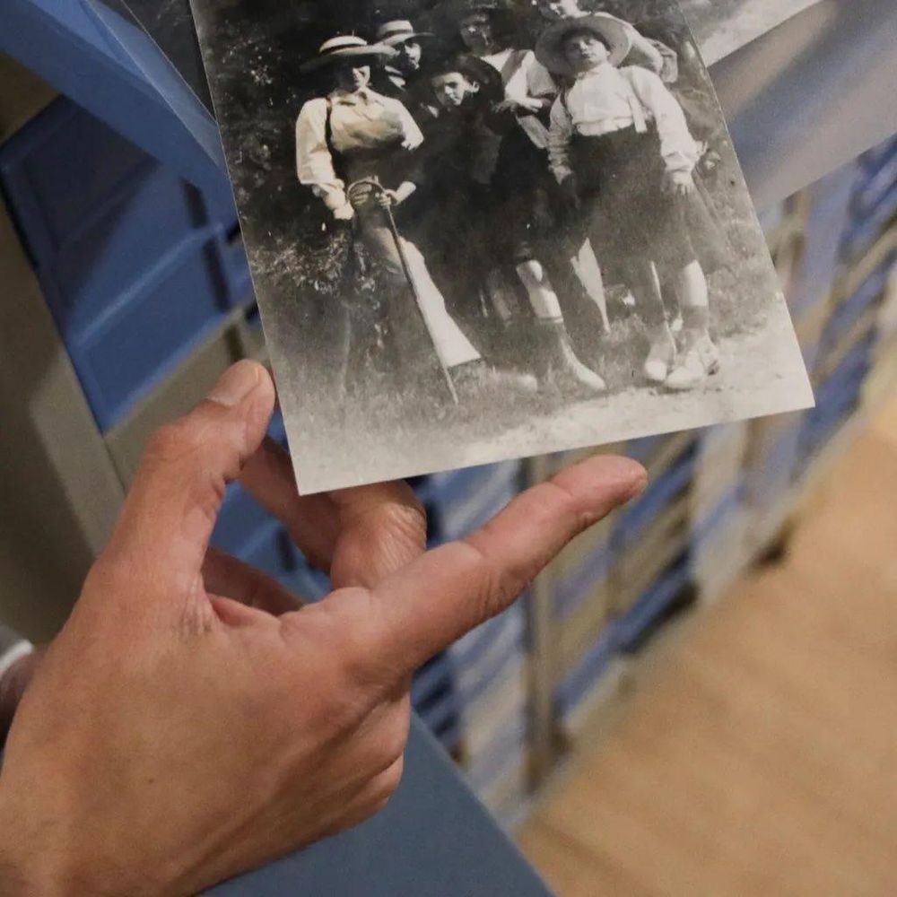 Marie Curie en unas vacaciones de senderismo en Suiza con Albert Einstein y las familias de ambos.