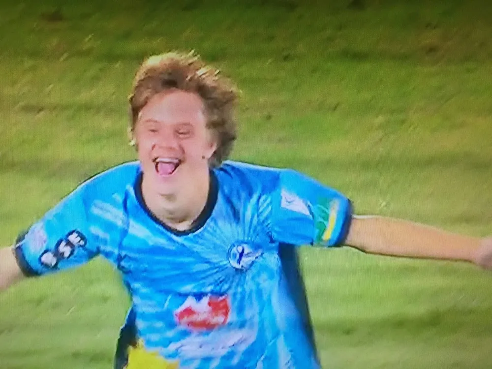 Ignacio Torres celebra su gol convertido a Kevin Dawson