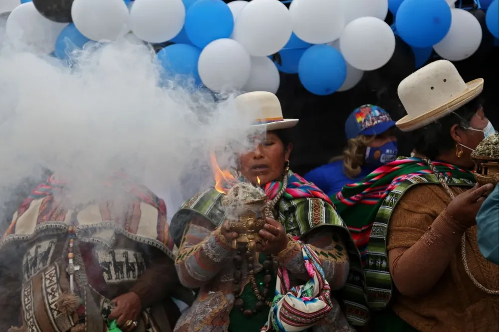 La Constitución de Bolivia, que entró en vigor en febrero del 2009, define a la organización política del país como un “estado plurinacional” con expreso reconocimiento de la diversidad étnica.