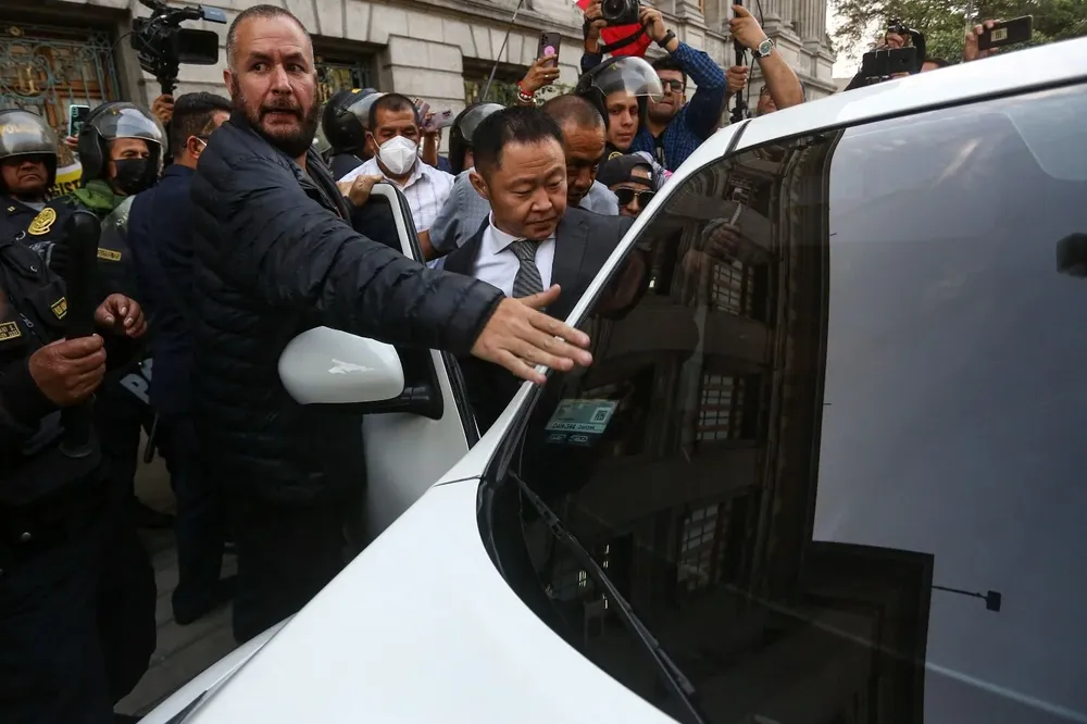 Kenji Fujimori, excongresista de Perú e hijo del expresidente Alberto Fujimori, abandona la cámara especial criminal de la Suprema Corte en Lima