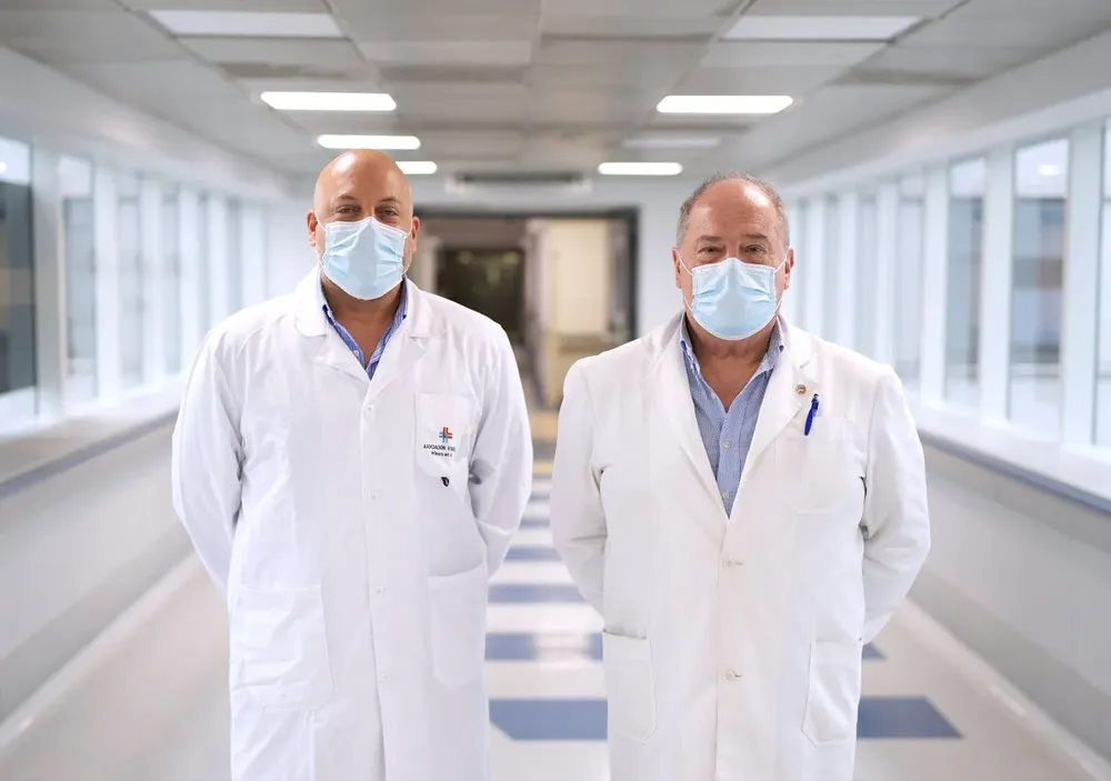 Dr. Alejandro Machado, urólogo Grado 3 e integrante del equipo de Urología Reconstructiva de la Asociación Española. Dr. Omar Clark, jefe del Servicio de Urología de la Asociación Española y Director Técnico de la Institución