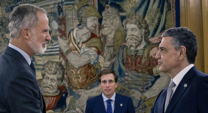 El Jefe de Gobierno de Buenos Aires, Jorge Macri, saluda al Rey Felipe VI de España, junto al Alcalde de Madrid, José Luis Martínez Almeida.&nbsp;