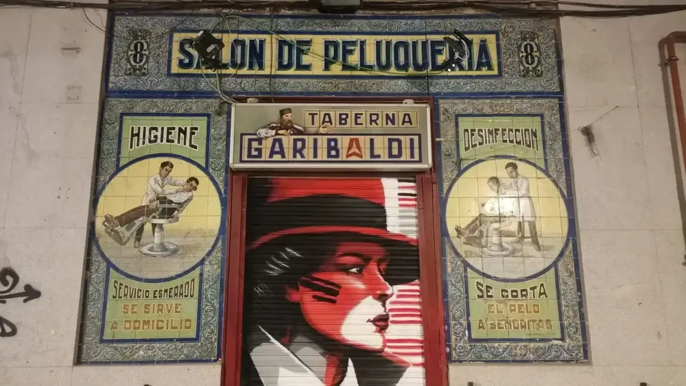 Fachada de Taberna Garibaldi en Lavapiés