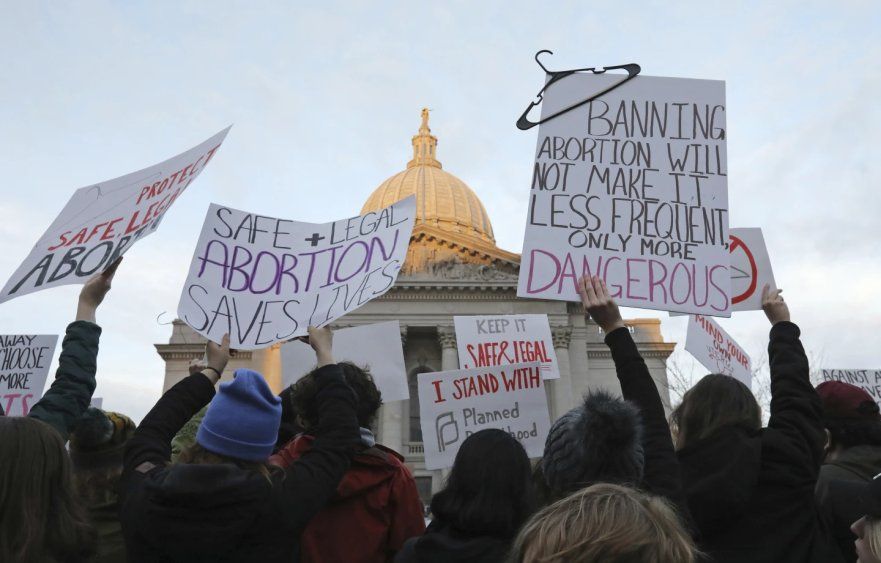 Protesta frente al Capitolio de Wisconsin contra la restrictiva ley de aborto