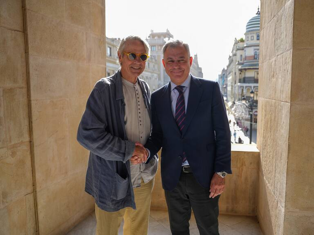 José Luis Sanz y Jeremy Irons posan en el balcón del Ayuntamiento de Sevilla
