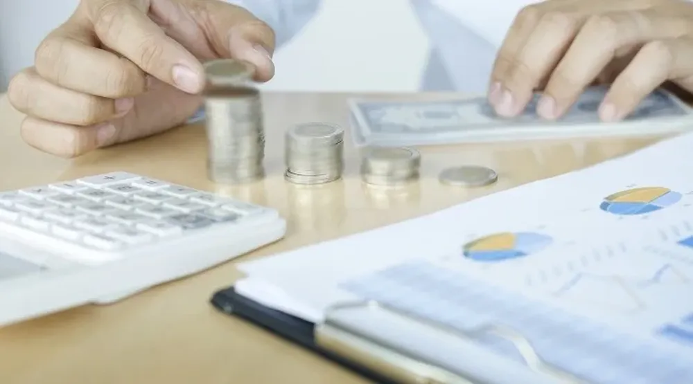 Los españoles retiran depósitos bancarios para afrontar gastos.