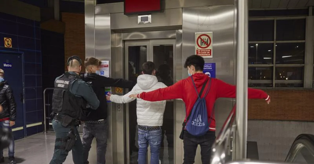 La policía madrileña detiene a presuntos integrantes de bandas latinas.