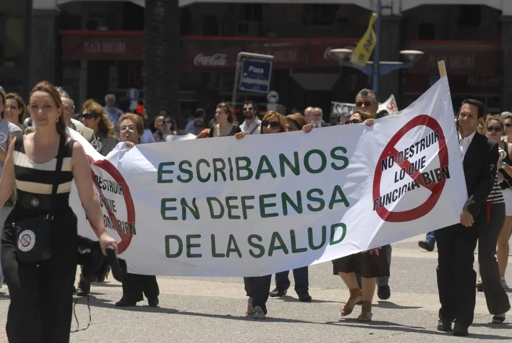 Los escribanos siguen luchando por su sistema de salud