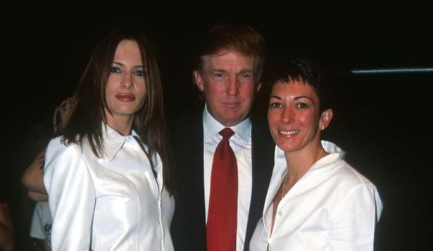 Melania y Donald Trump, junto a Ghislaine Maxwell, en un desfile de modas en Nueva York, en el año 2000.