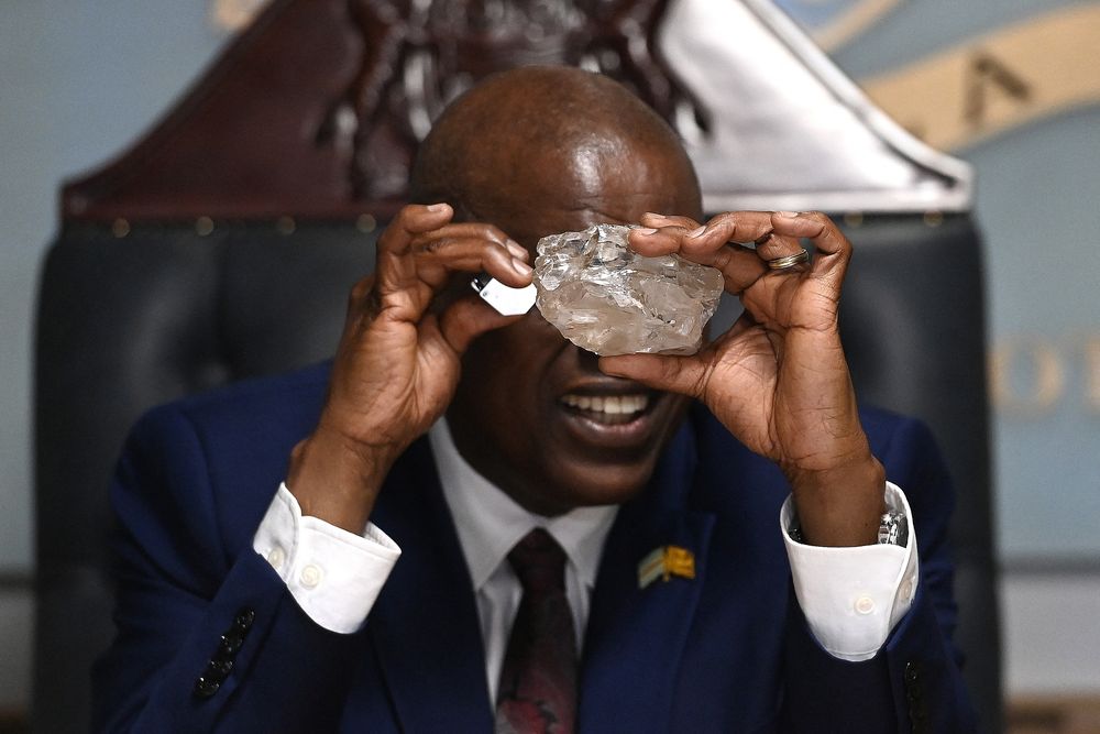 El presidente de Botsuana, Mokgweetsi Masisi, observa un gran diamante descubierto en Botsuana en su oficina de Gaborone el 22 de agosto de 2024.