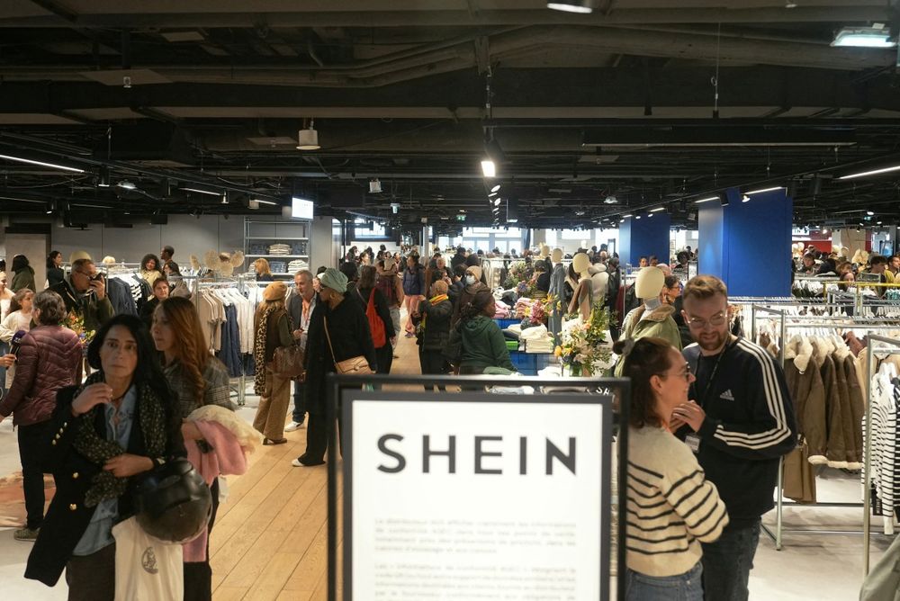 Clientes en la primera tienda física de Shein, en Paris. AFP.
