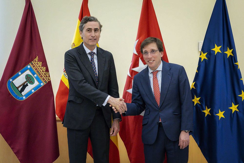 El Alcalde de Madrid, José Luis Martínez-Almeida, y el presidente de L’Oréal Groupe España, Juan Alonso de Lomas, tras la firma del acuerdo.