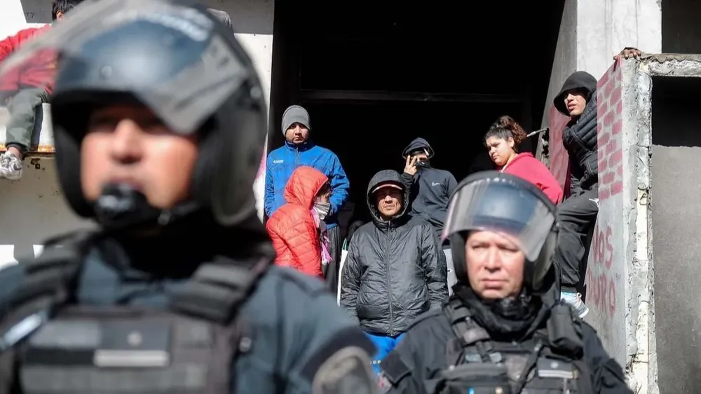 Tensión por la ocupación por parte de familias enteras de viviendas en el sur de la Ciudad