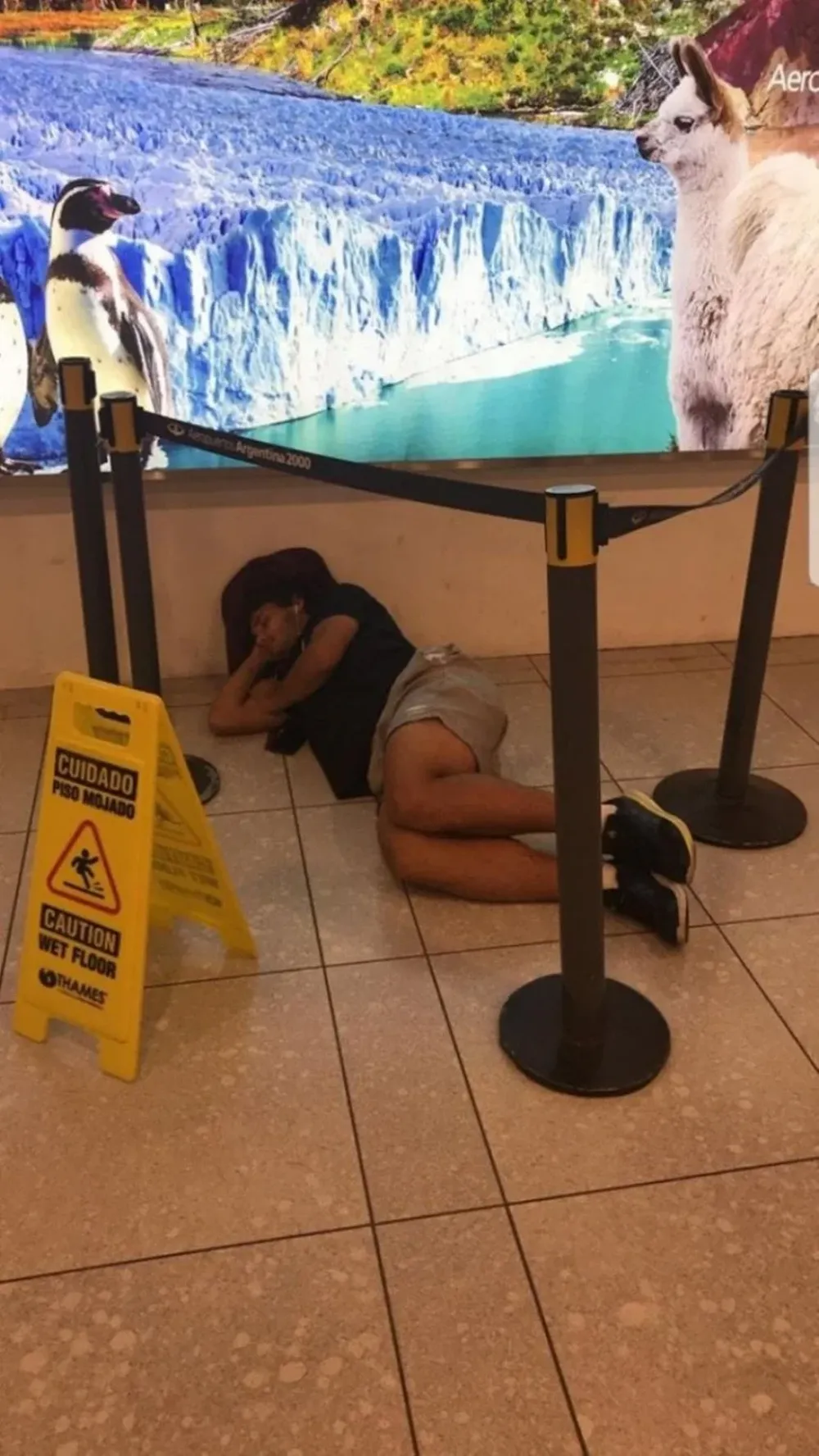 Boselli durmiendo en el aeropuerto de Ezeiza