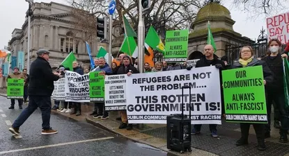 Manifestación anti neonazis y a favor de los migrantes en las calles de Dublín