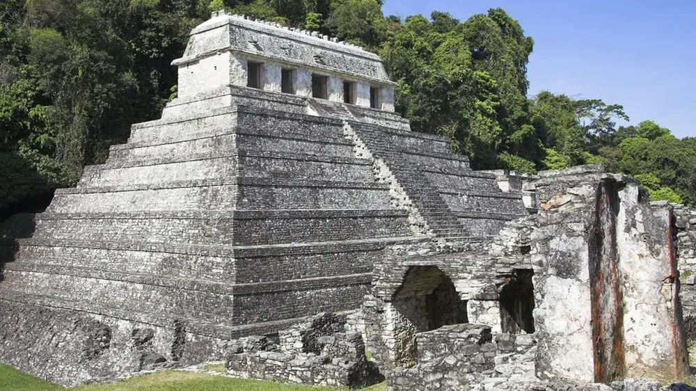 En Palenque se estima que hay cerca de 1.500 edificios, de los cuales solo se ha excavado un 15%. nullHay arqueología allí para 100 añosnull, dice el arqueólogo mexicano Arnoldo González.