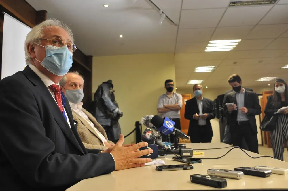 El presidente de la Comisión de Expertos, Rodolfo Saldain, junto al integrante del Frente Amplio Ernesto Murro