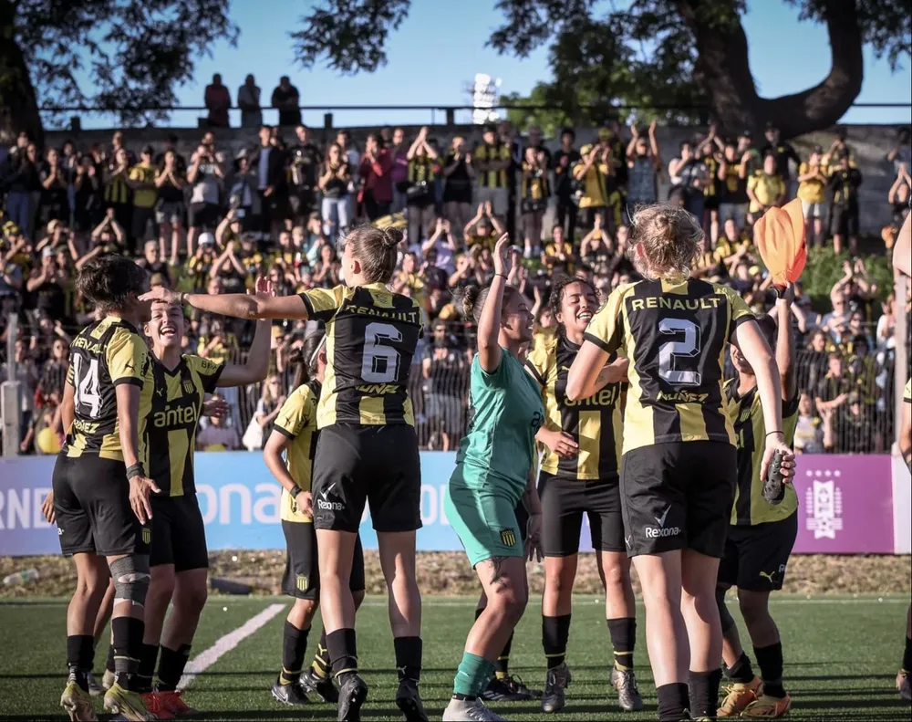 Festejo de las jugadoras de Peñarol tras ganar el Uruguayo 2023
