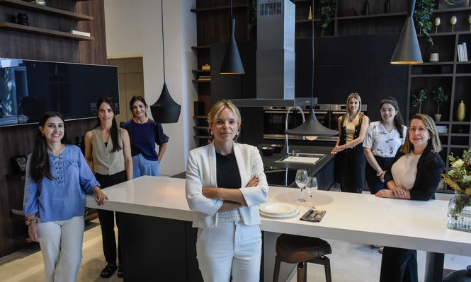 Alejandra Bosch y el equipo comercial de Johnson