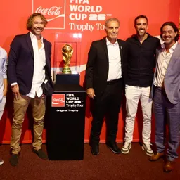 Álvaro Tata González, Diego Lugano, Óscar Ruggeri, Diego Godín y el presidente de la AUF, Ignacio Alonso con el trofeo de la Copa del Mundo